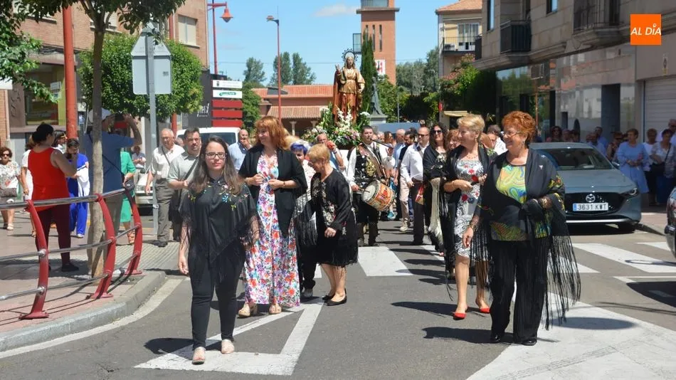 Autoridades y vecinos arropan a la patrona durante la procesión por las calles de Santa Marta. Foto: Lydia González