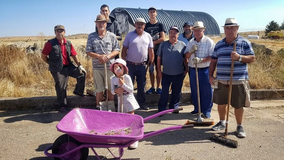 Participantes en las labores de limpieza de los caminos de Juzbado.