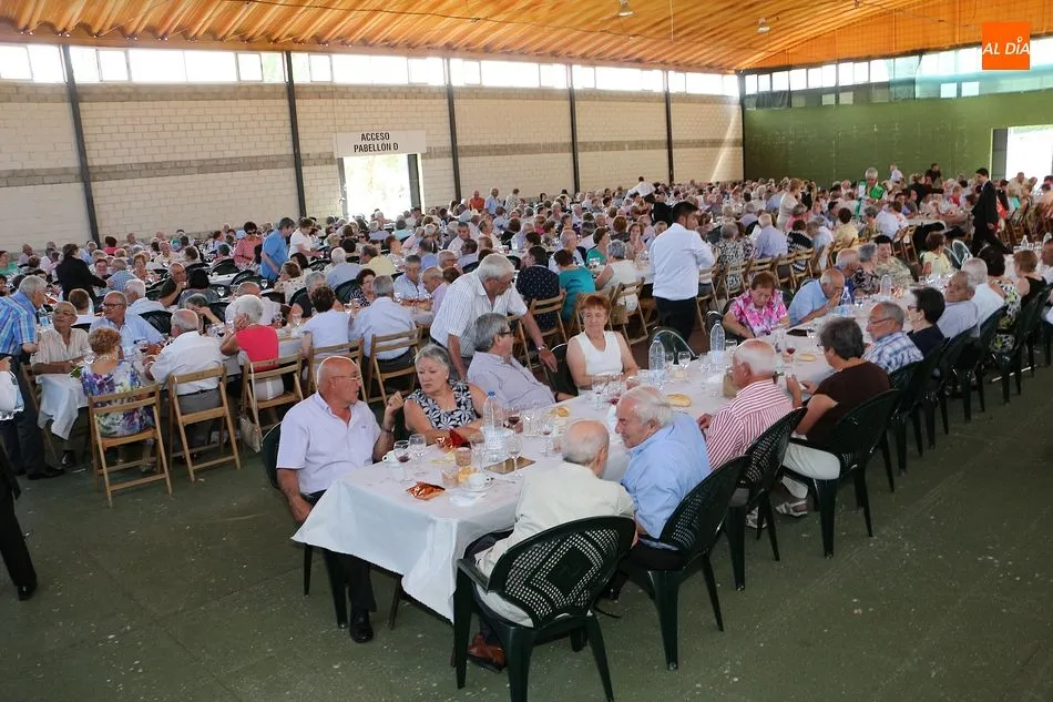 Los mayores ya pueden retirar su invitación para la comida del 19 de agosto