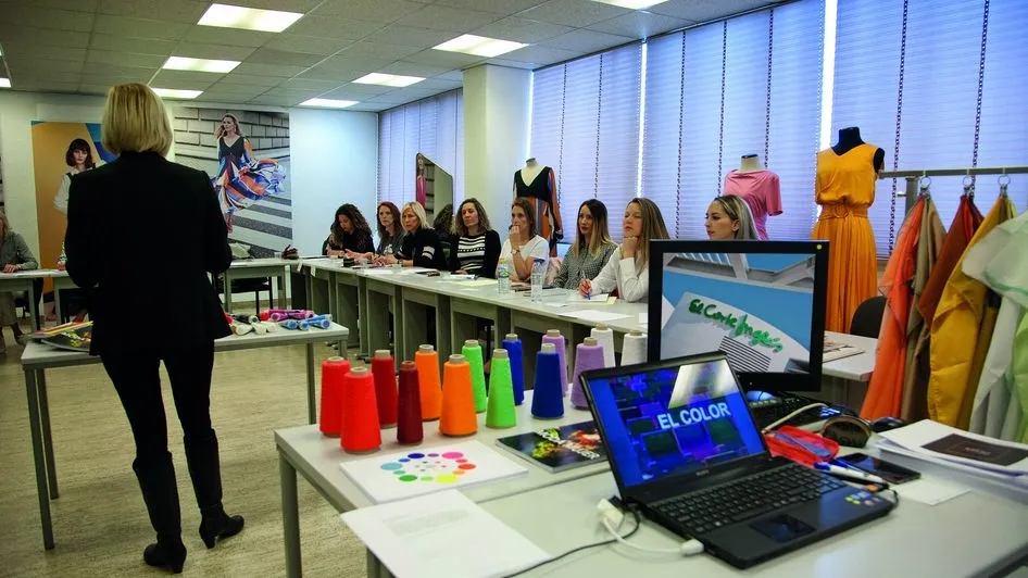 En esta formación se incluyen tanto cursos referidos a productos y servicios que ofrece la empresa, como materias específicas del ámbito corporativo