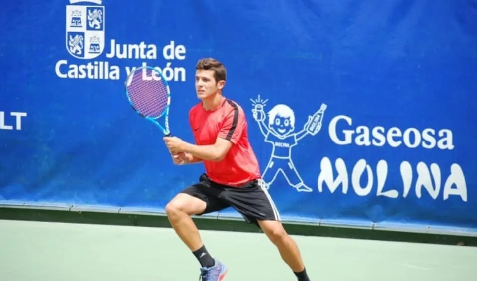 Carlos Sierra durante un partido