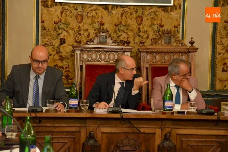 Javier Iglesias, en el centro, durante el pleno de la Diputación / Lydia González