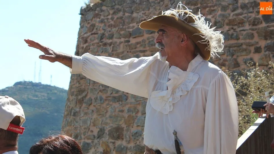 Un personaje histórico guía la visita/ Rep. Gráf.: Martín-Garay