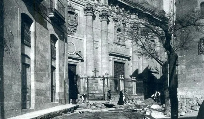 Obras frente a la Casa de las Conchas en 1932