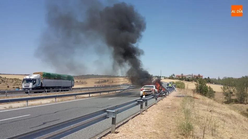 Arde un vehículo en la autovía A-66 a la altura de Beleña
