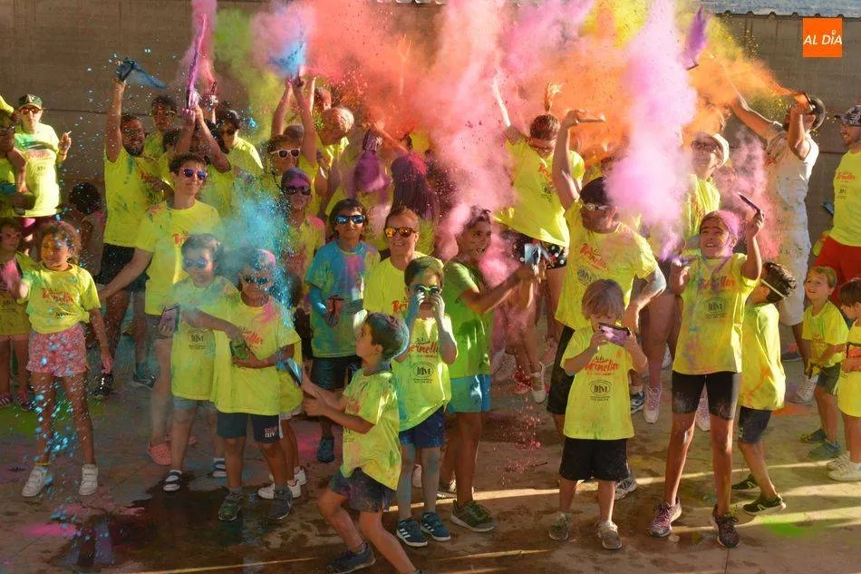 Explosión de color tras la carrera ‘Bermellar a Colores’ del pasado año / Archivo