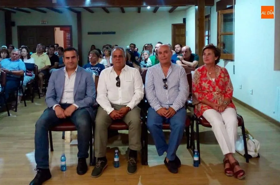 Autoridades en la presentación del proyecto de atención a mayores