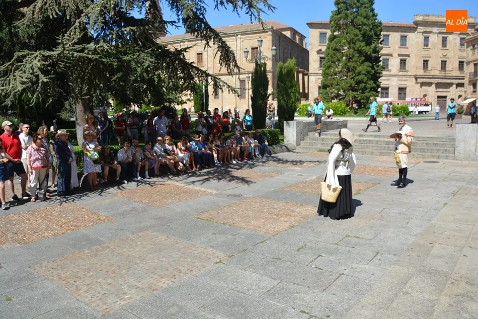 Un momento de la ruta teatralizada, en la Plaza de Anaya.