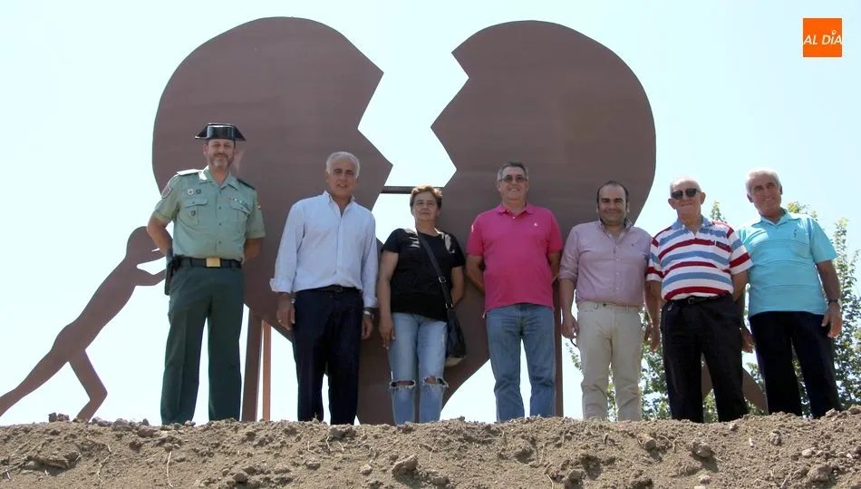 Autoridades junto al monumento levantado en El Castillo / MARIBEL SÁNCHEZ