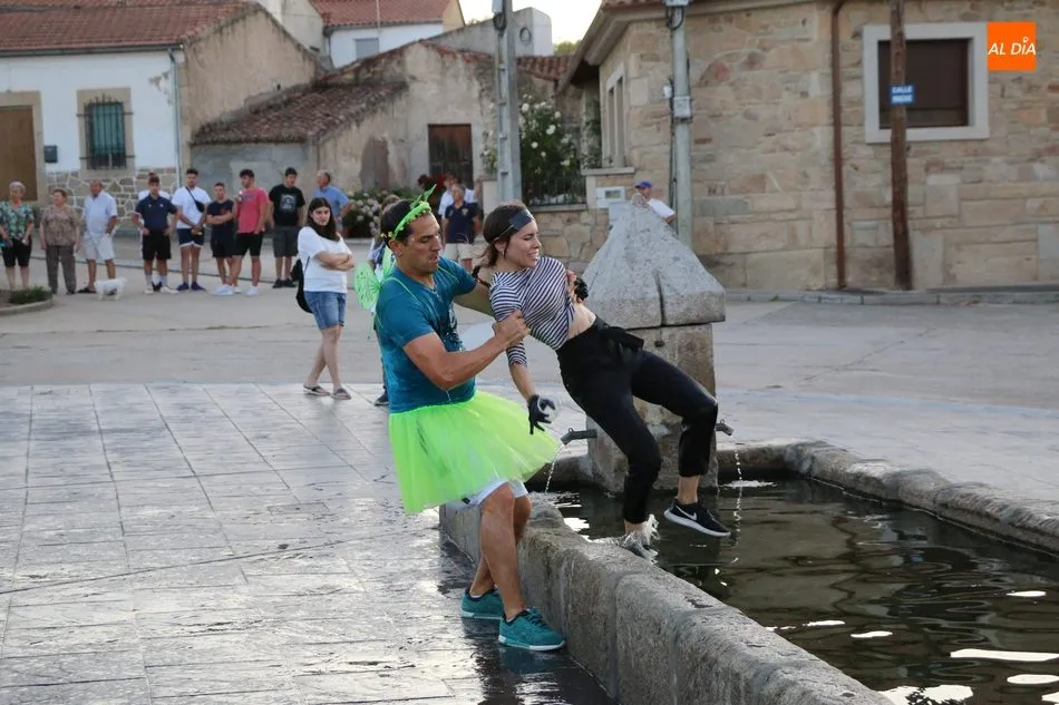 El desfile de carrozas no defrauda y anima las fiestas de Cerralbo