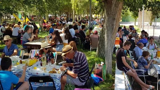 Cientos de vecinos participaban en la paellada realizada en La Chopera