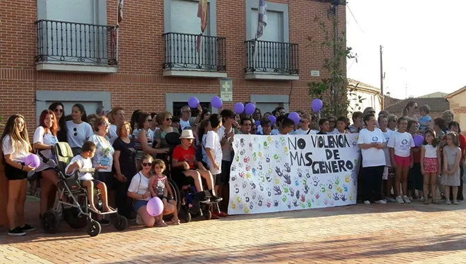Los vecinos de Boveda se han concentrado para mostrar su rechazo a la Violencia de Género
