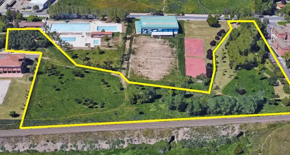 Espacio que ocupará el nuevo parque, junto al complejo deportivo y las piscinas