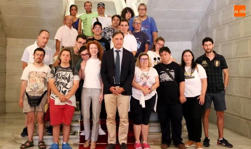 Los jóvenes con discapacidad intelectual del programa ‘Apúntate al Verano’ posaron con las autoridades municipales en el Ayuntamiento. Foto de Víctor Sánchez