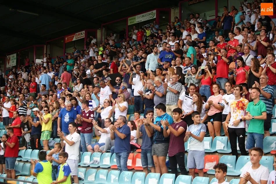 Aficionados aplauden al Salamanca UDS / Víctor Sánchez
