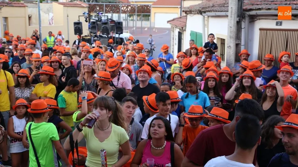Los peñistas han vuelto a aportar colorido y diversión al pregón festivo. Foto: Víctor Sánchez