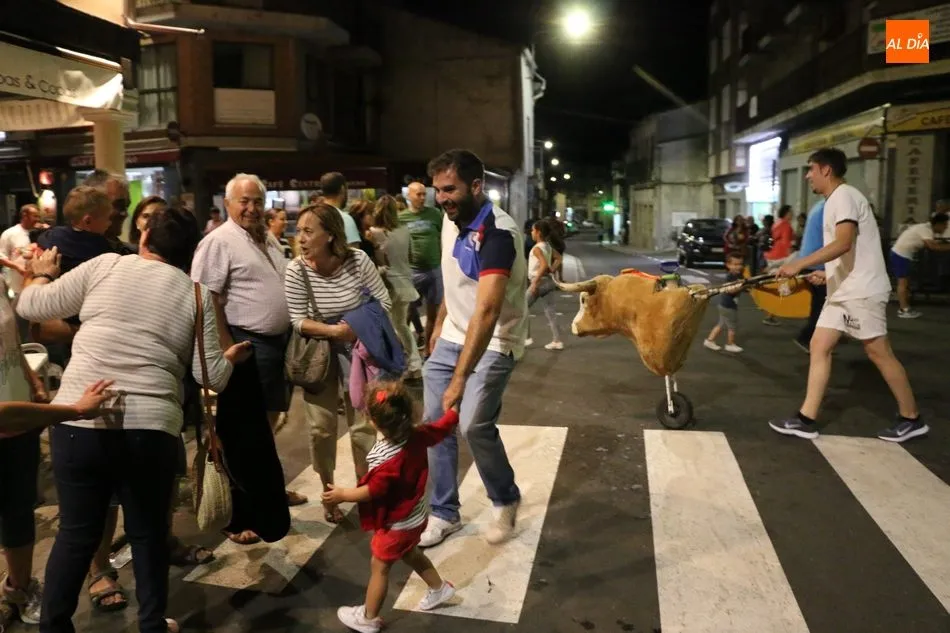 Vitigudino se llena de algarabía con los carretones de la ‘ganadería’ de Carlos Huertos  