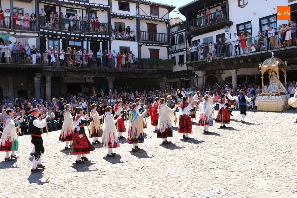 El tradicional ofertorio llama la atención de los miles de visitantes que cada año llenan la Plaza Mayor de La Alberca. Foto: Kiko Robles