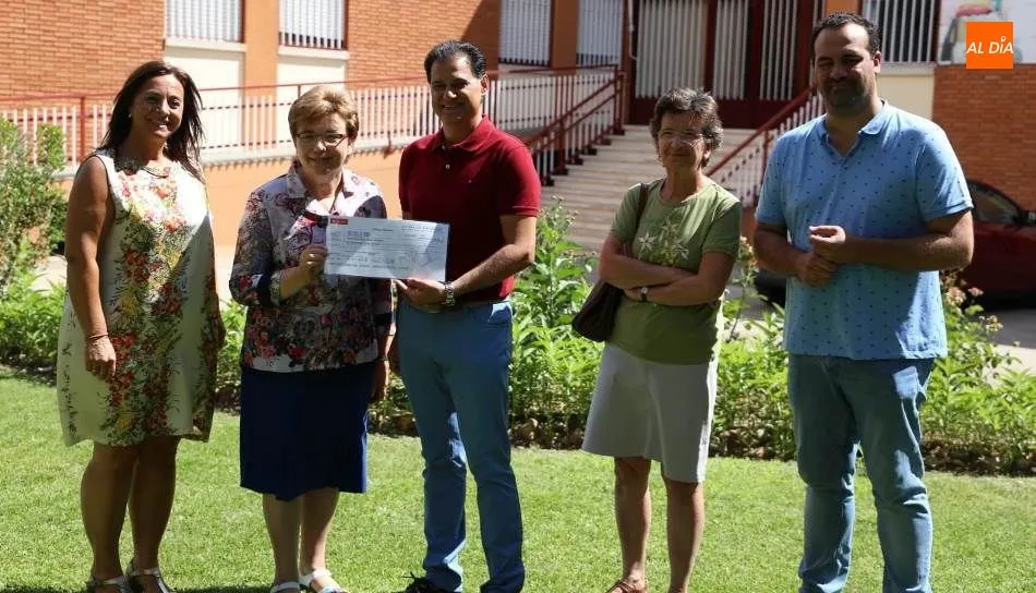 Entrega de este cheque solidario a las responsables del Centro Ave María, en Santa Marta de Tormes. Foto de Víctor Sánchez
