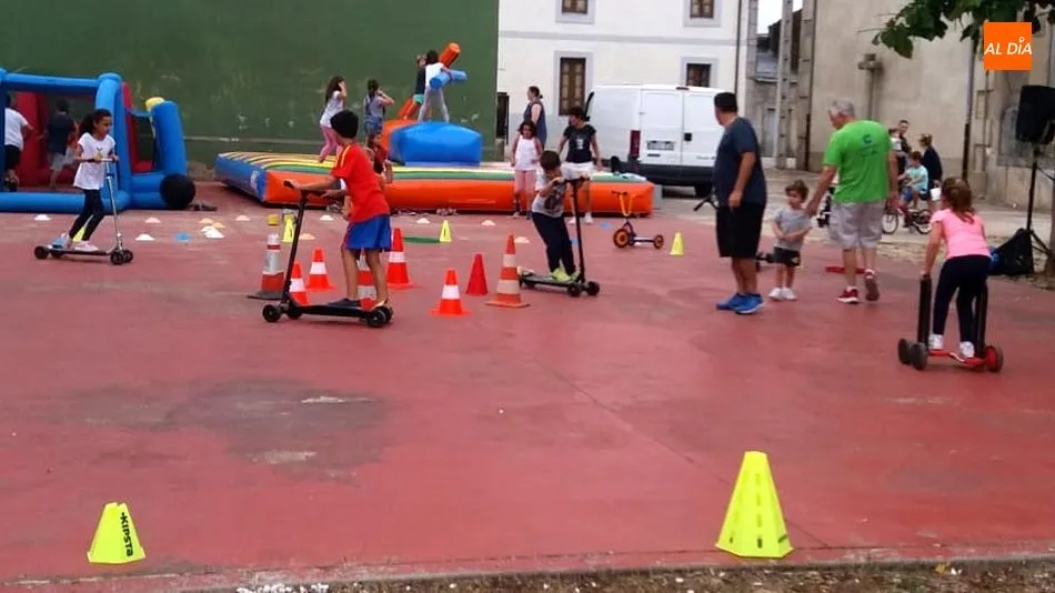 Los niños se divierten con los juegos en la Semana Cultural de Bañobárez
