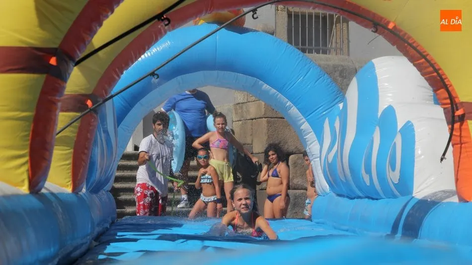 Los dos toboganes acuáticos hicieron las delicias de los más pequeños de Vitigudino / MARIBEL