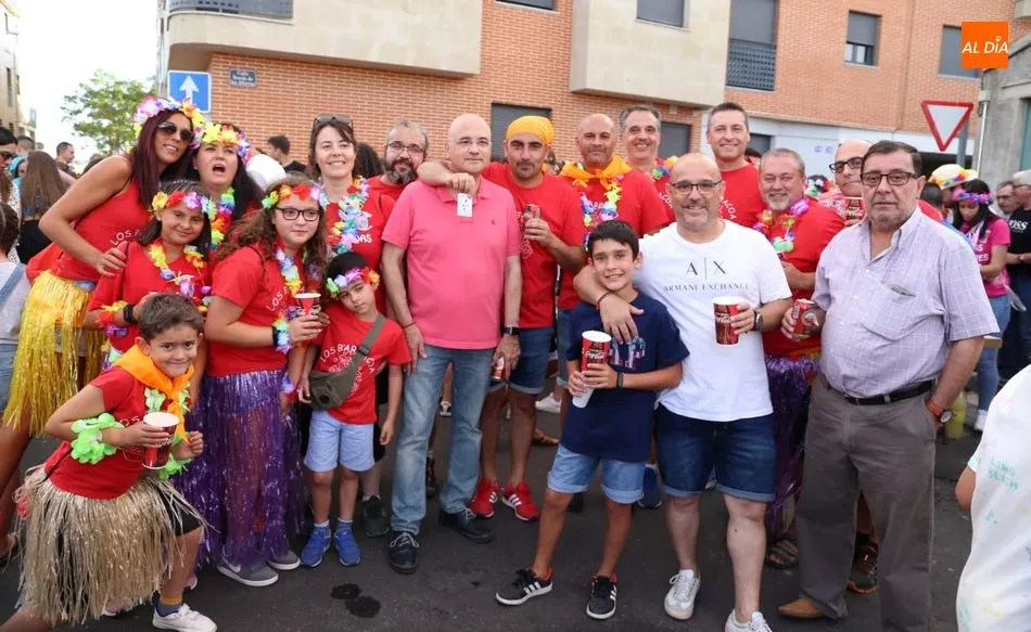 Vecinos de todas las edades se han sumado al paseo hawaiano por las calles del pueblo. Foto: Víctor Sánchez