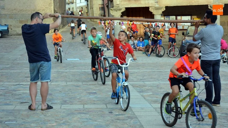Los pequeños se divirtieron tratando de coger las cintas colgadas / E. Corredera