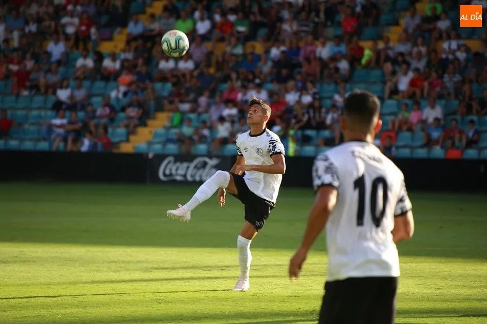 Tirlea controla un balón con clase / Víctor Sánchez