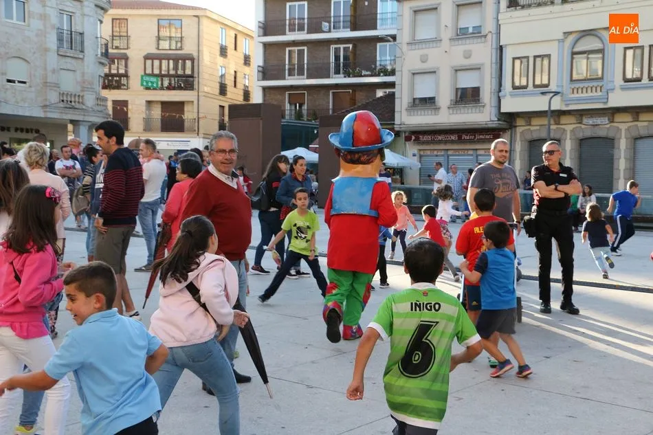 Los cabezudos animan los juegos de La Pradera pese a la lluvia