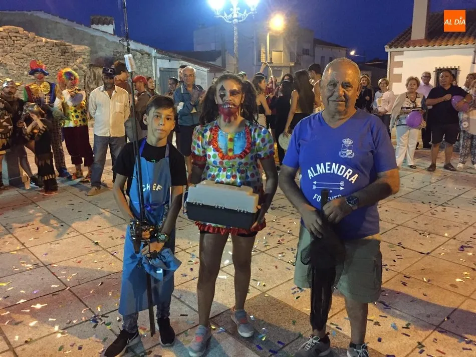 El desfile de disfraces anima las fiestas de agosto en Almendra  