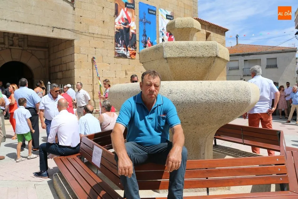Las danzas de ‘paleos’ y el cordón ponen la nota tradicional a los actos en honor a San...
