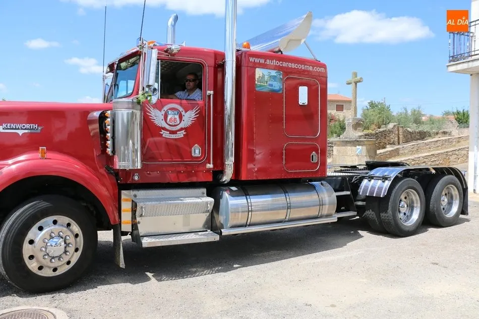 Una llamativa concentración de coches clásicos anima la comida fin de fiestas en Bermellar  