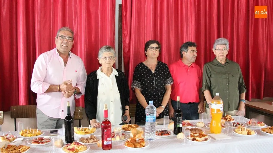 Alfonso Castilla hizo entrega un año más de una placa a la persona de más edad del municipio / MARIBEL S.