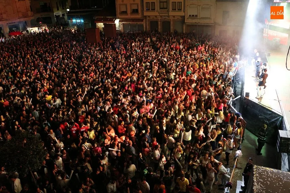 La Plaza Mayor de Guijuelo volvió a llenarse por completo con la actuación de Panorama
