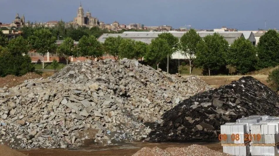 Escombros en el barrio de Tejares, como consecuencia de las obras de urbanización.  Foto de Jose M. Lorenzo