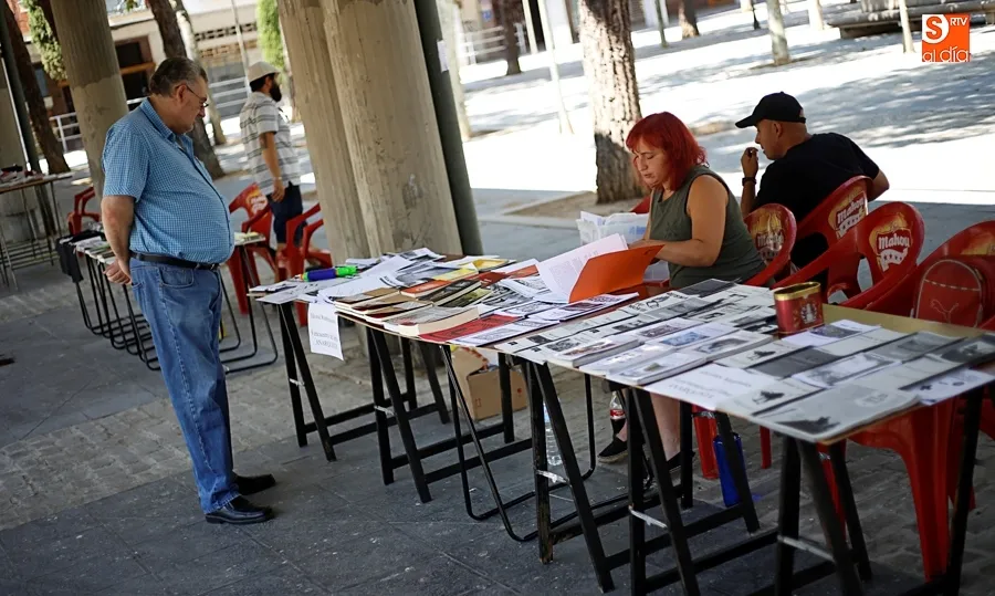 Encuentro del Libro Anarquista en la plaza de Barcelona. Foto de archivo