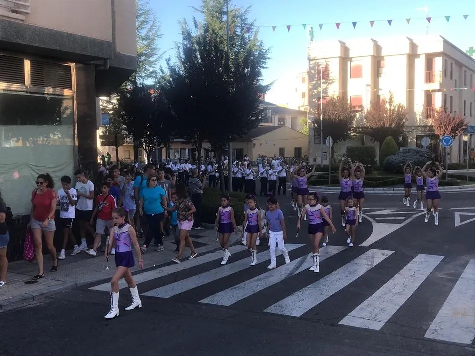 Exhibición de majorettes por las calles de Carbajosa