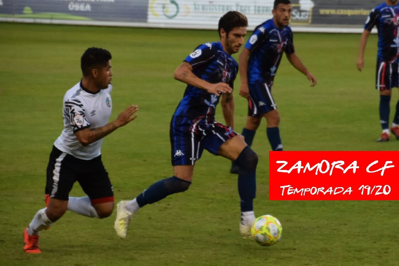 Galván, ante un rival / TWITTER