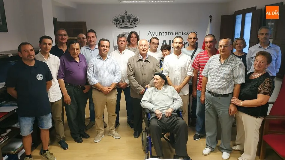 José Luis Puerto, en el centro de la imagen, con familia, amigos y la Corporación Municipal de La Alberca