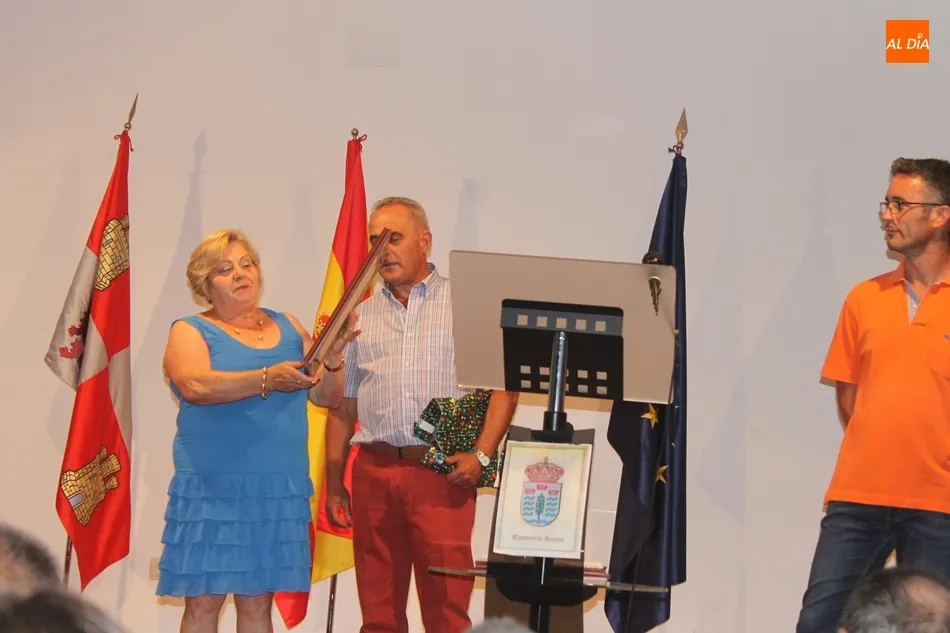 En la imagen, la pregonera Paquita Huidobro, presidenta de la Asociación, junto a de los concejales de la Corporación.