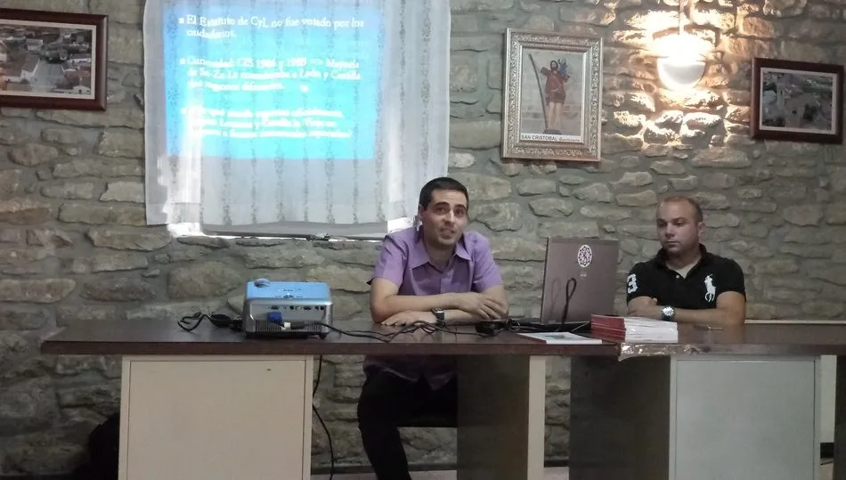 Carlos Javier Salgado junto al edil guadramirense, Albert Calderón, durante la presentación de lo libro