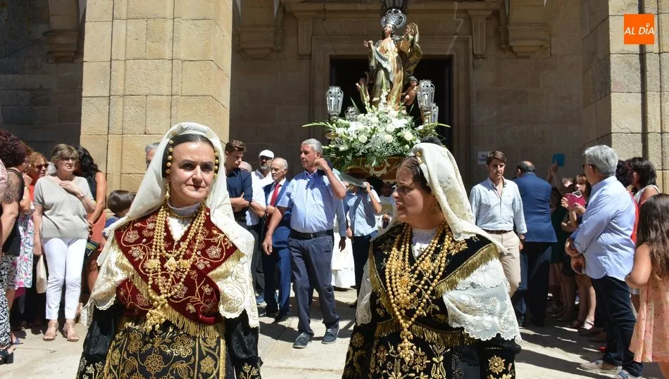 La imagen de la patrona es sacada de la iglesia para la procesión por las calles del pueblo / E. Corredera