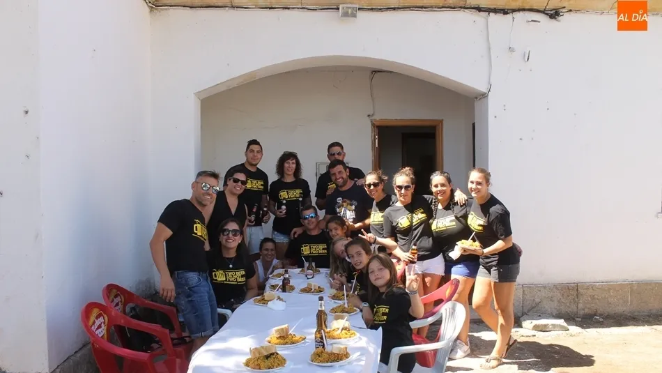 La paella popular reúne a más de 400 comensales en Almenara de Tormes 