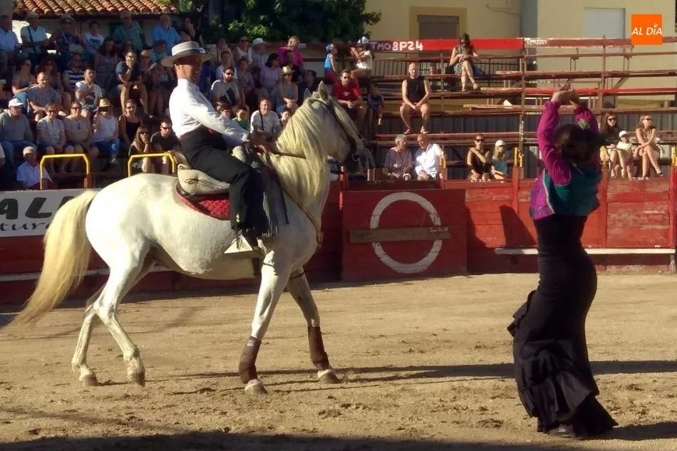 Bailes tradicionales andaluces con exhibición de doma vaquera en la plaza de Villarino