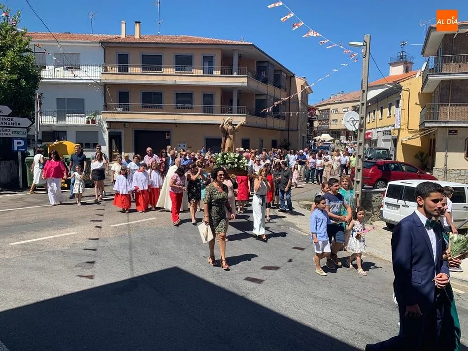 La procesión recorrió las calles de Linares de Riofrío con la imagen de la Virgen de la Asunción
