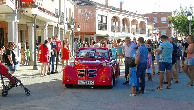 La Plaza Mayor de Macotera acogía la exposición de coches clásicos organizada dentro del programa de fiestas. Fotos: José Guerras