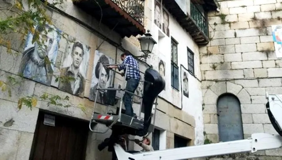 Florencio Maillo instalando uno de los cuadros de este montaje en 2015