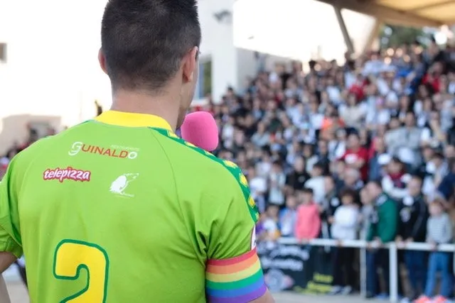 Piojo, ante la grada / TWITTER