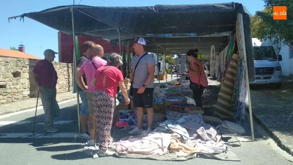 A primera hora se empezaban a colocar los puestos del mercadillo