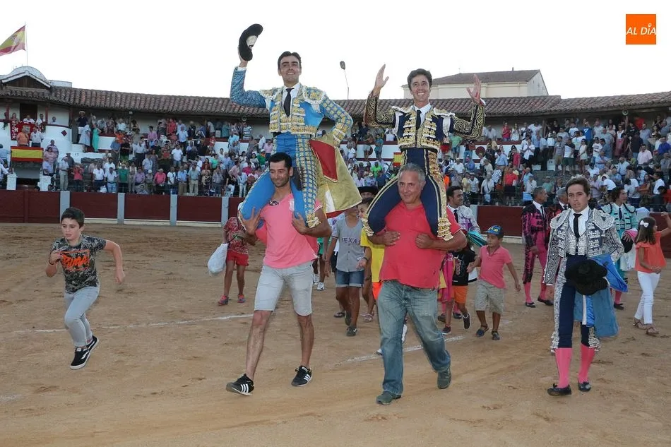 Miguel Ángel Perera y El Capea salieron a hombros de la plaza de Guijuelo